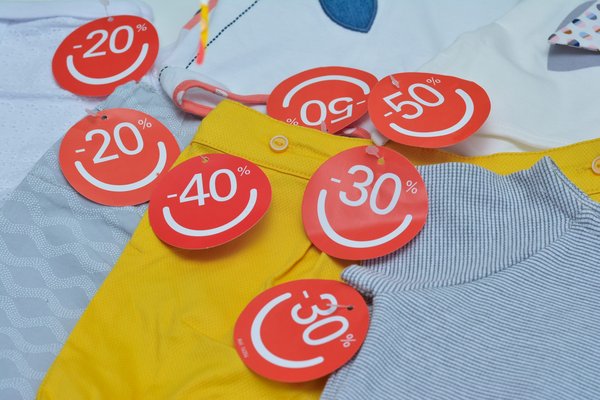 Étiquettes soldes à trou -50% : tradition rouge pour vos promotions