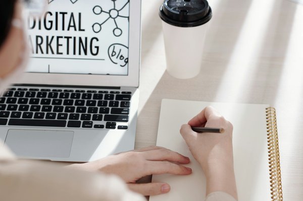 Maîtrisez le marketing digital avec notre formation adaptée